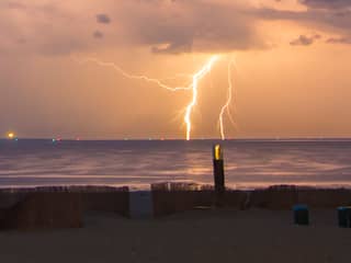 'Gevaarlijkste soort bliksem ter wereld' slaat in zee bij Scheveningen