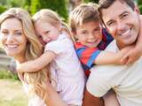 Zorgende ouders maken kind blijer als volwassene dan controlerende ouders