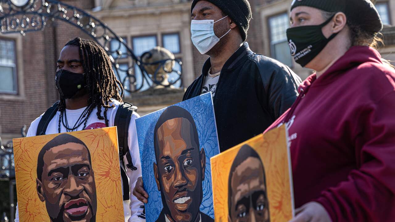 De dood van Floyd, te zien op het linker kunstwerk, leidde tot wereldwijde protesten.