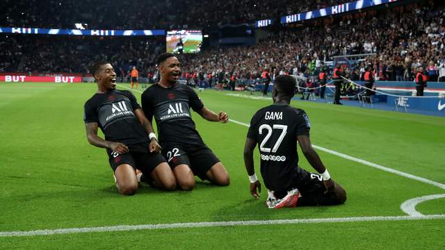 Vreugde bij Paris Saint-Germain na de goal van Idrissa Gueye.
