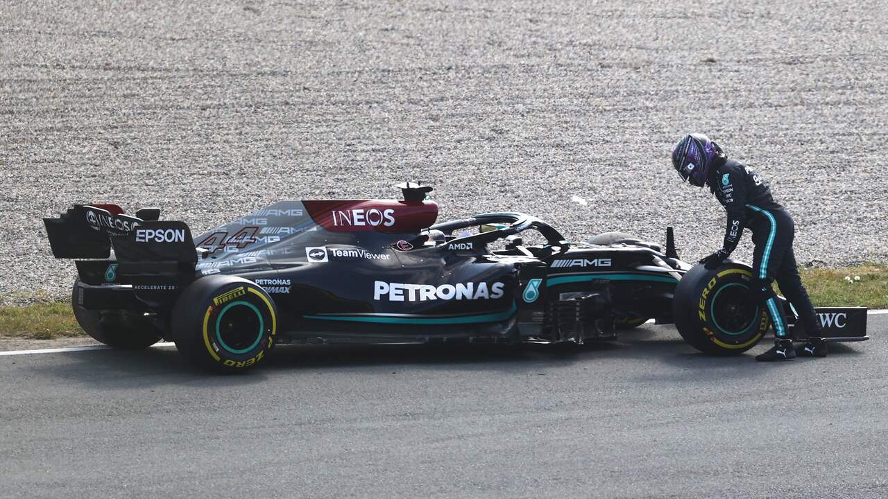 Lewis Hamilton naast zijn lange Mercedes in Zandvoort.