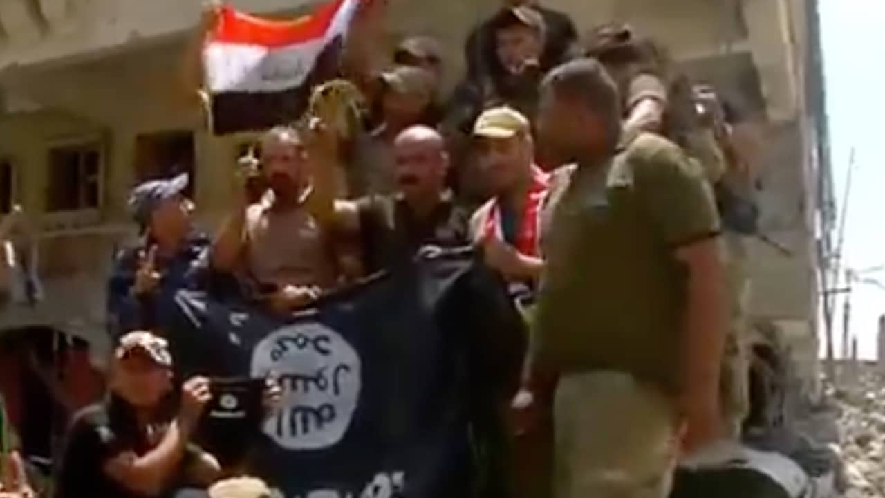 Beeld uit video: Iraakse militairen vieren overwinning op IS in strijd om Mosul