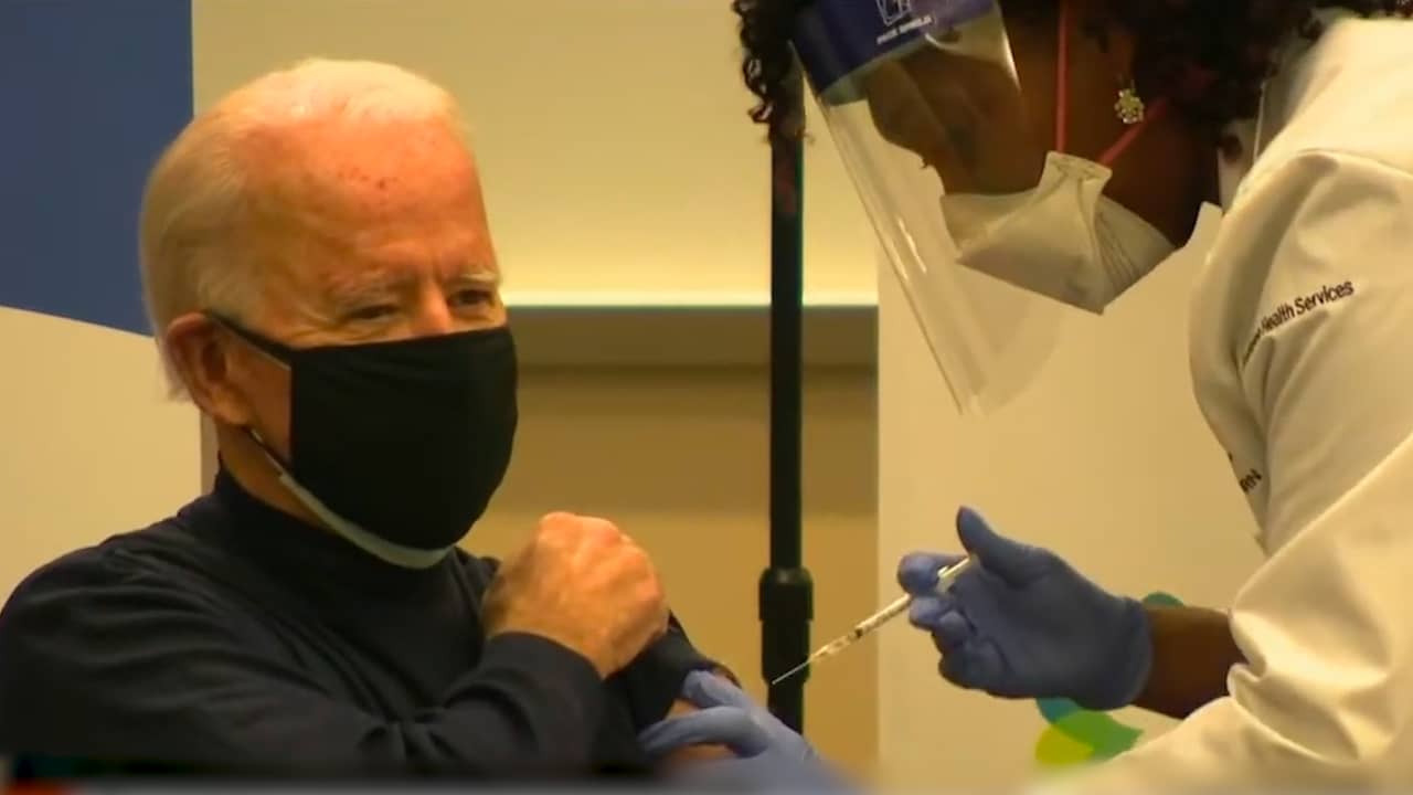 Joe Biden krijgt coronavaccin: 'Niets om je druk om te maken'