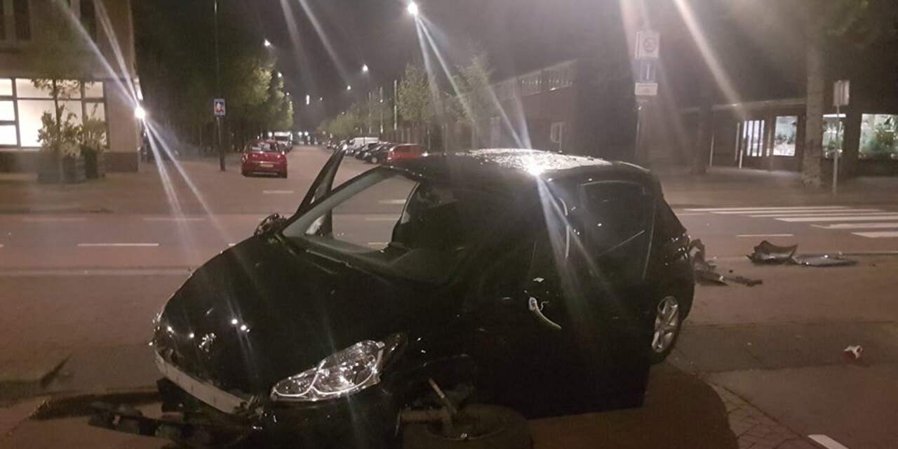 Bestuurder laat beschadigde auto achter op Albert Schweitzerlaan