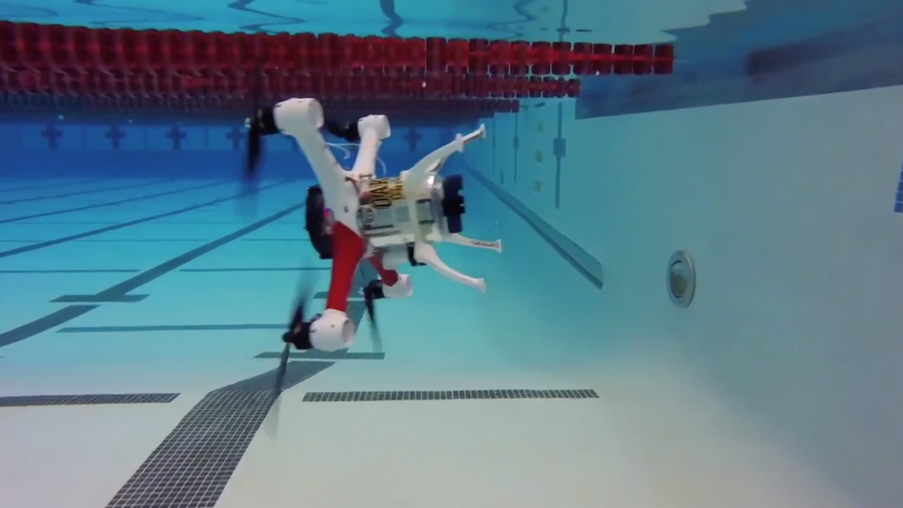Nieuwe drone vliegt, duikt en zwemt onder water