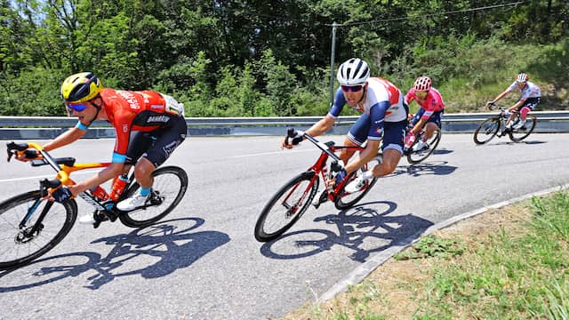 Mollema reed in de afdaling kort achter Wout Poels, kort voor zijn beslissende aanval.