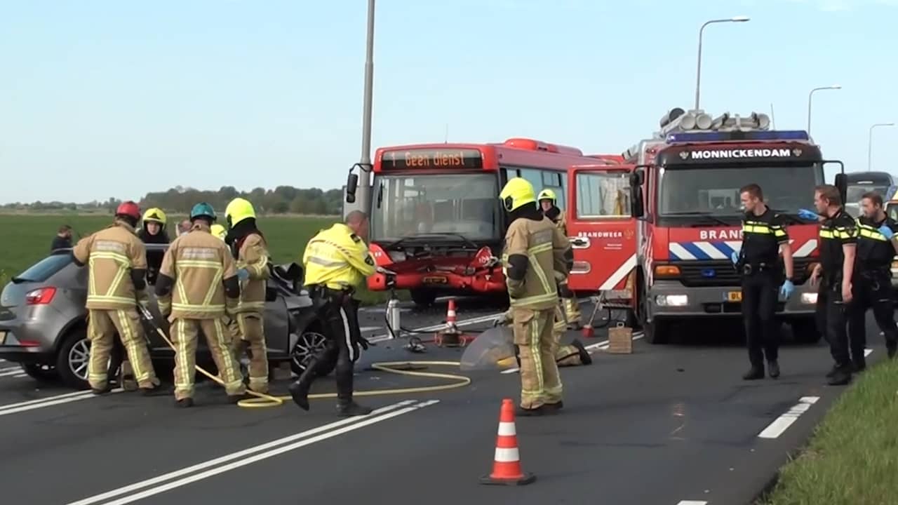 Twee Doden Bij Aanrijding Tussen Bus En Auto In Broek En Waterland | NU ...