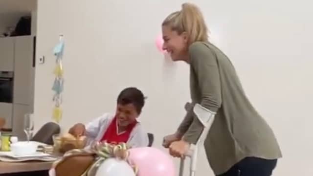 Beeld uit video: Rafael van der Vaart en kinderen zingen voor jarige Estavana Polman