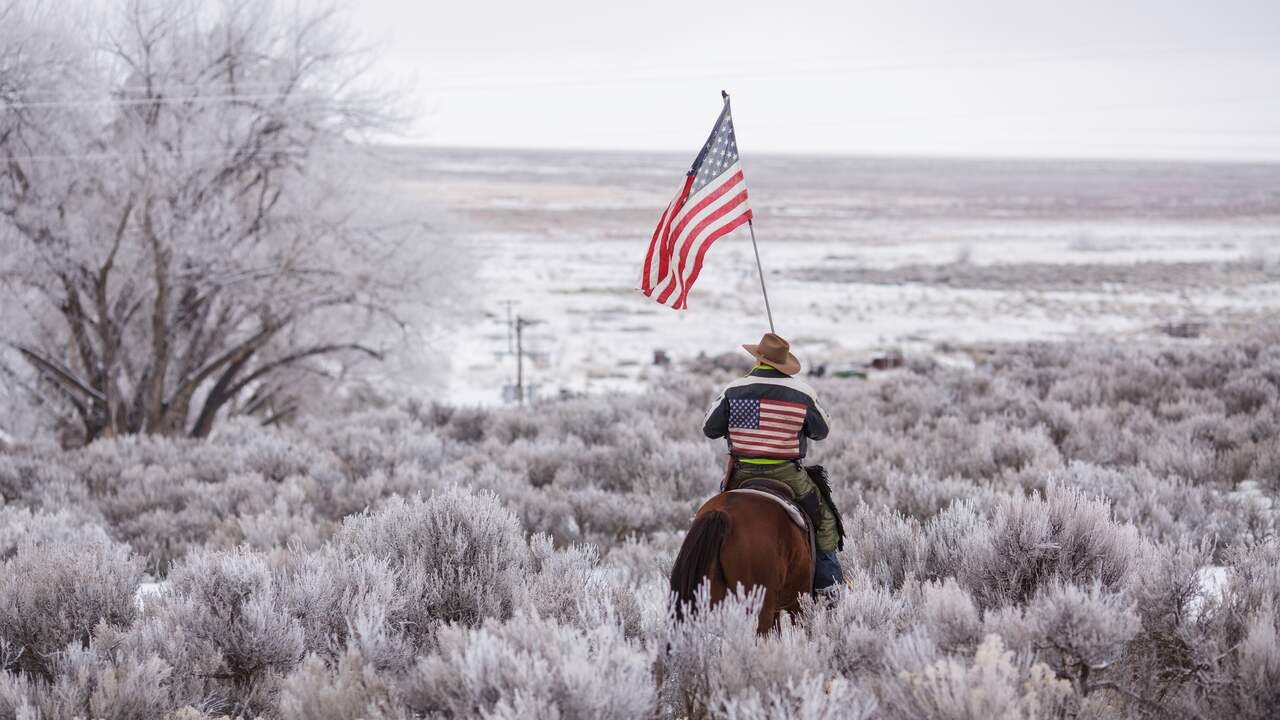 Vrijdag 8 januari: Duane Ehmer, een van de leiders van de groep militanten die een overheidsgebouw in Oregon bezetten, rijdt op zijn paard Hellboy.