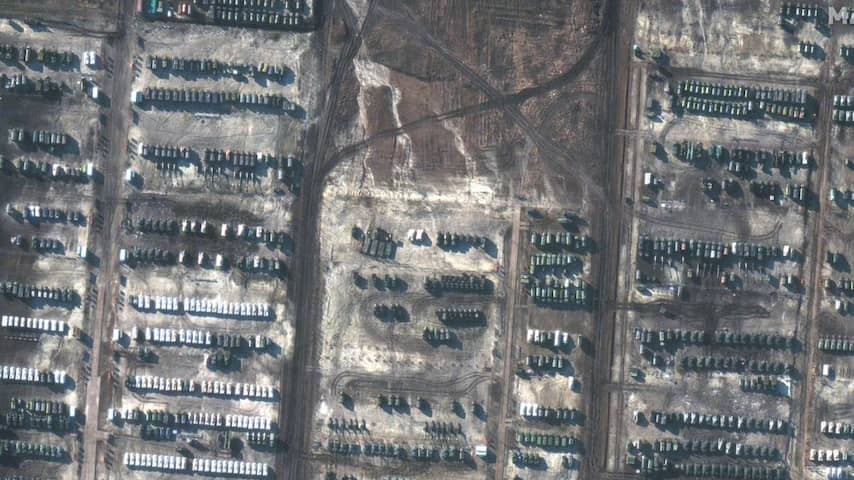 Satellietbeelden tonen snelle troepenopbouw van Rusland bij Oekraïense grens