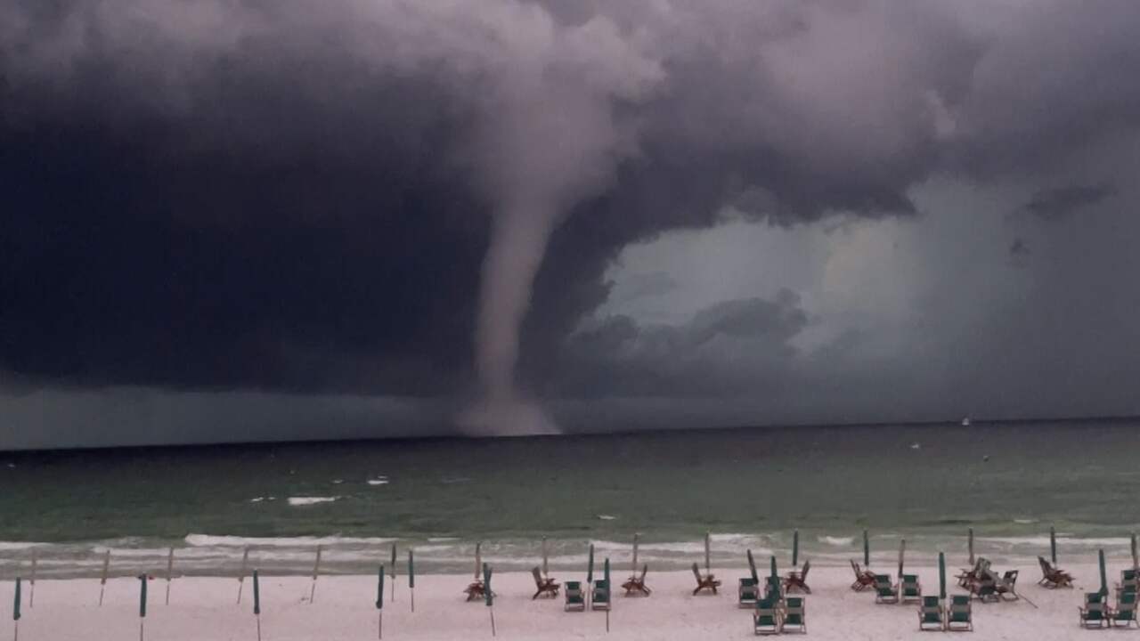Beeld uit video: Amerikaan filmt grote waterhoos voor kust van Florida