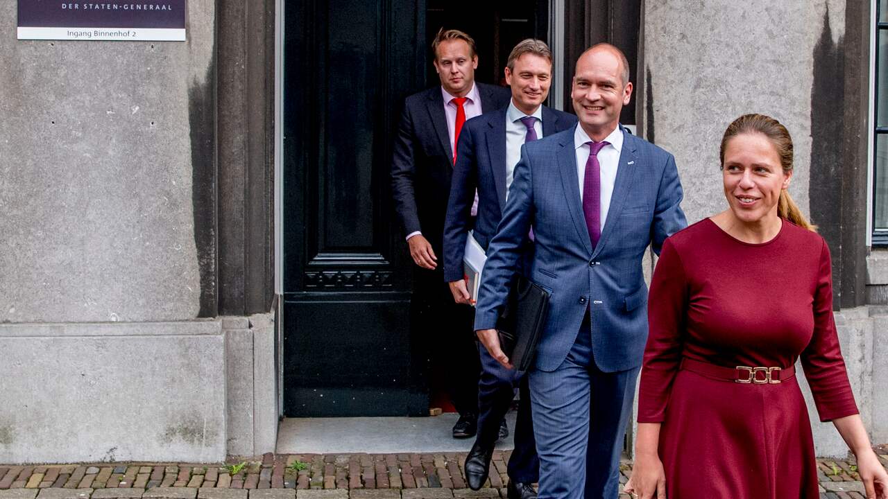 V.l.n.r.: Pieter Heerma (CDA), Halbe Zijlstra (VVD), Gert-Jan Segers en Carola Schouten (beiden ChristenUnie) lopen naar buiten na een onderhandelingsronde in 2017.