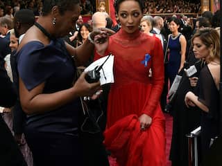 Acteurs en actrices maken politiek statement tijdens Oscars