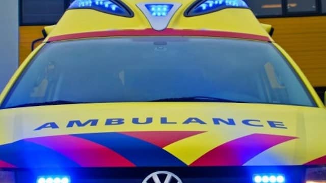 Man overlijdt door aanrijding tegen lichtmast in Spijkenisse. Man overlijdt door aanrijding tegen lichtmast in Spijkenisse.