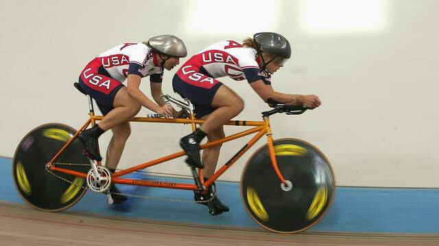 Katie Compton in actie met Karissa Whitsell tijdens de Paralympische Spelen van 2004.