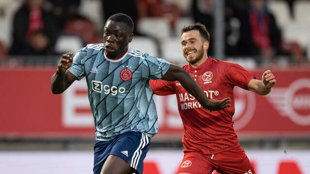 Jong Ajax-aanvaller Brian Brobbey schoot een penalty huizenhoog over tegen Almere City.