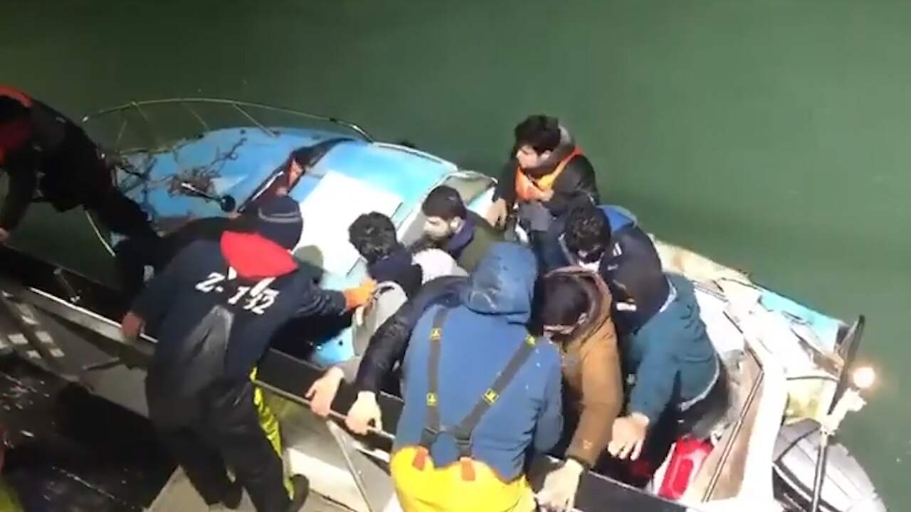 Beeld uit video: Urker vissers redden 19 migranten op zee voor de kust van Duinkerken