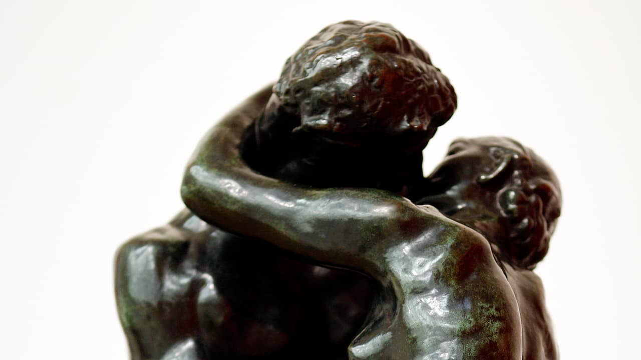 Overstijgen Legende vasthouden Bronzen beeldhouwwerk De Kus van Auguste Rodin te koop | Boek & Cultuur |  NU.nl
