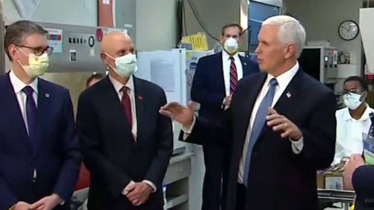 Beeld uit video: Amerikaanse vicepresident Pence negeert mondkapjesregel