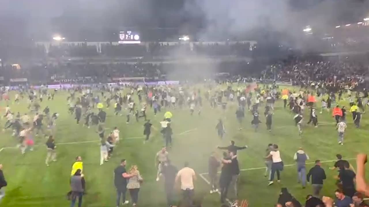 Beeld uit video: Duizenden Heracles-fans bestormen veld na kampioenschap