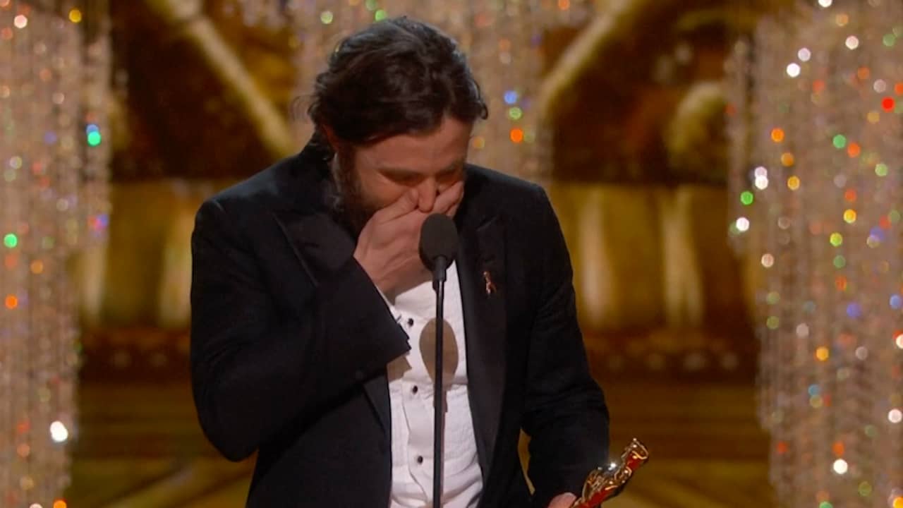 Beeld uit video: Affleck en Stone nemen Oscars voor beste acteur en actrice in ontvangst