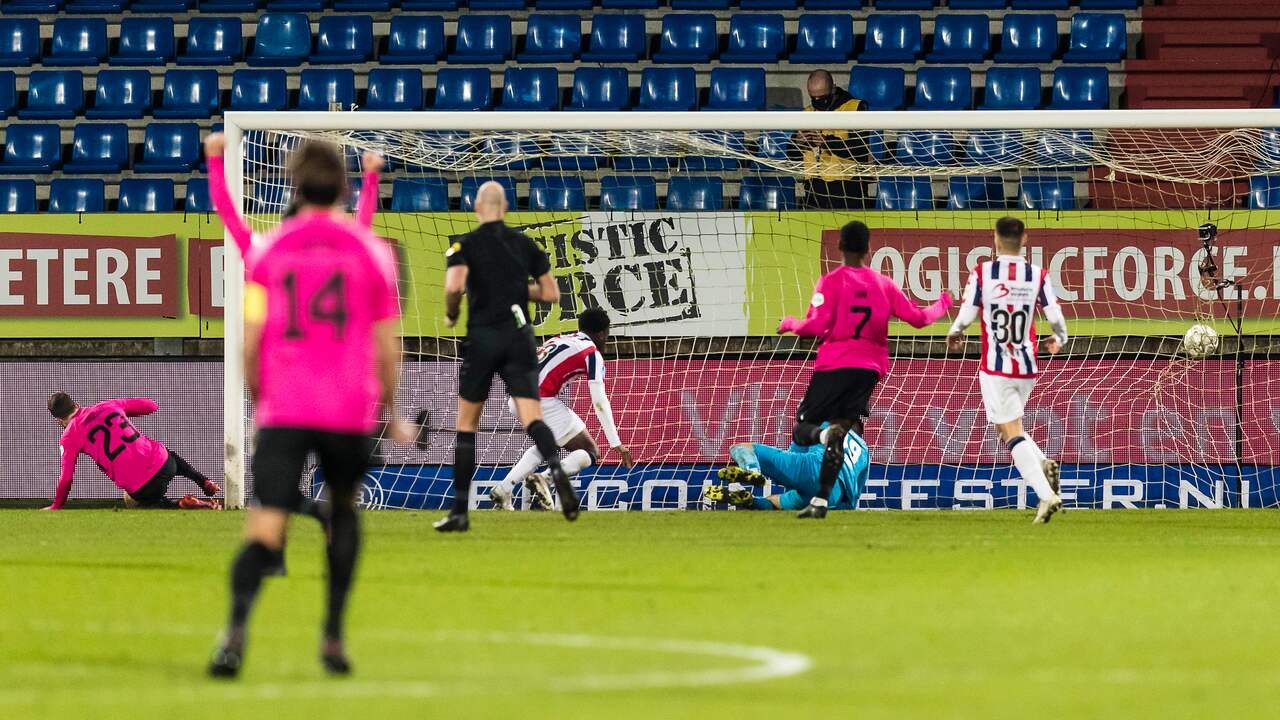 Het beeld van de wedstrijd: Willem II'ers kijken toe hoe FC Utrecht weer een doelpunt maakt.