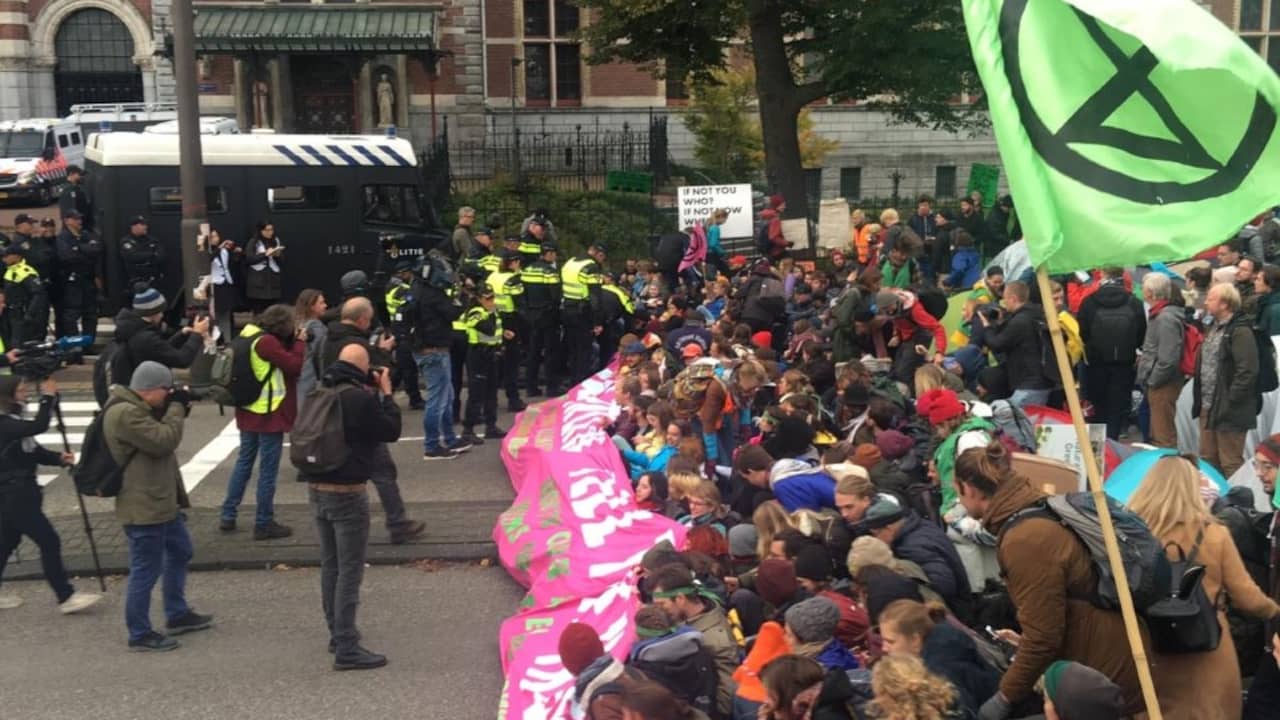 Politie houdt tientallen demonstranten aan bij groot klimaatprotest in Amsterdam