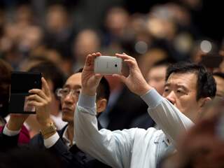 Chinees met smartphone foto smartphonecamera