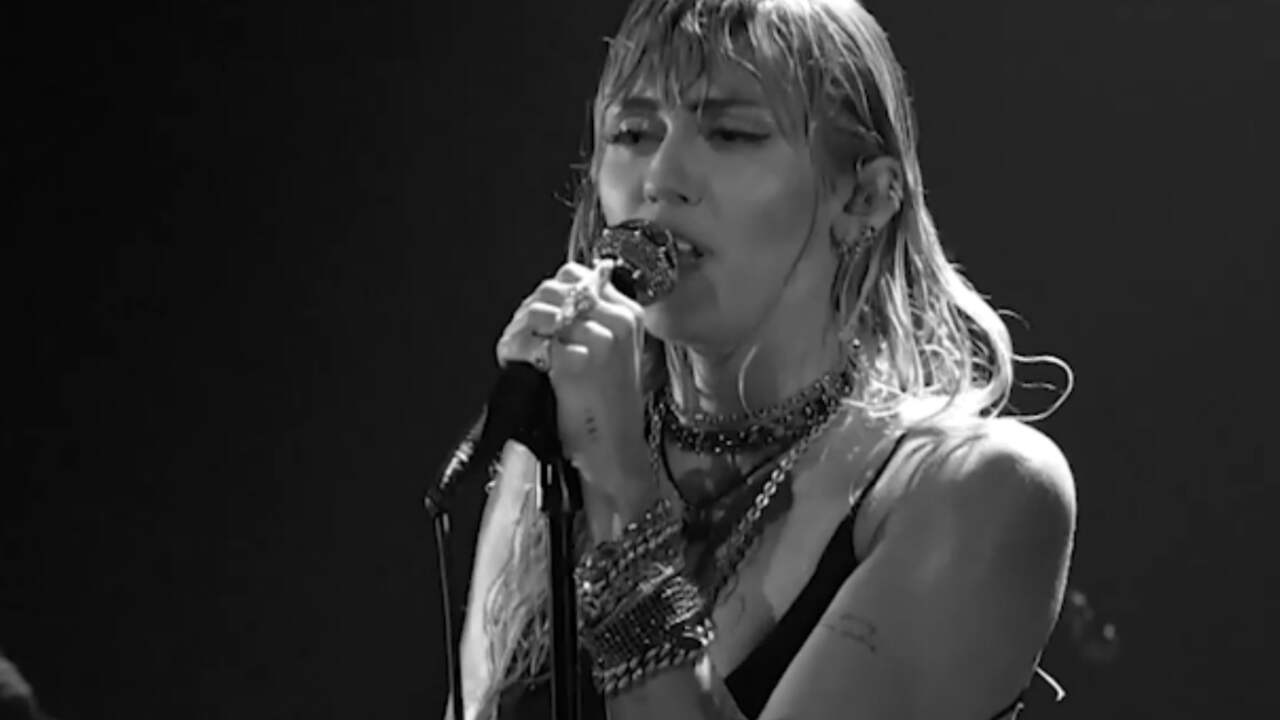 Beeld uit video: Miley Cyrus zingt over breuk met Liam Hemsworth tijdens VMA's