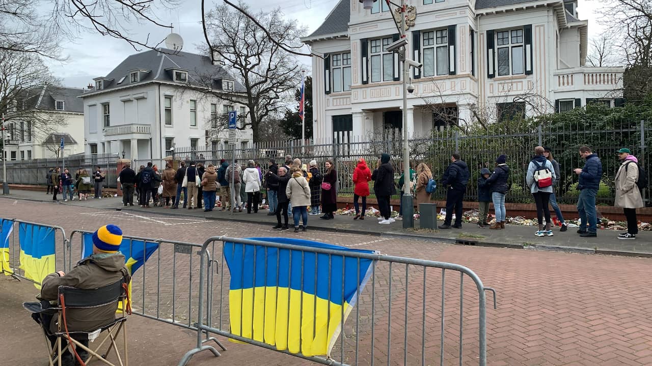 Groot 'middaguurprotest' Tegen Poetin Bij Ambassade In Den Haag | NU.nl