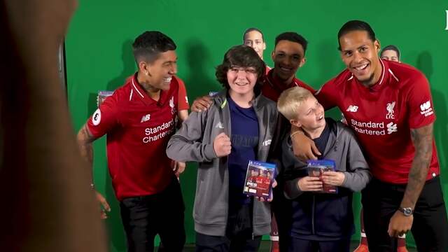 Van Dijk en ploeggenoten 'photobomben' scholieren