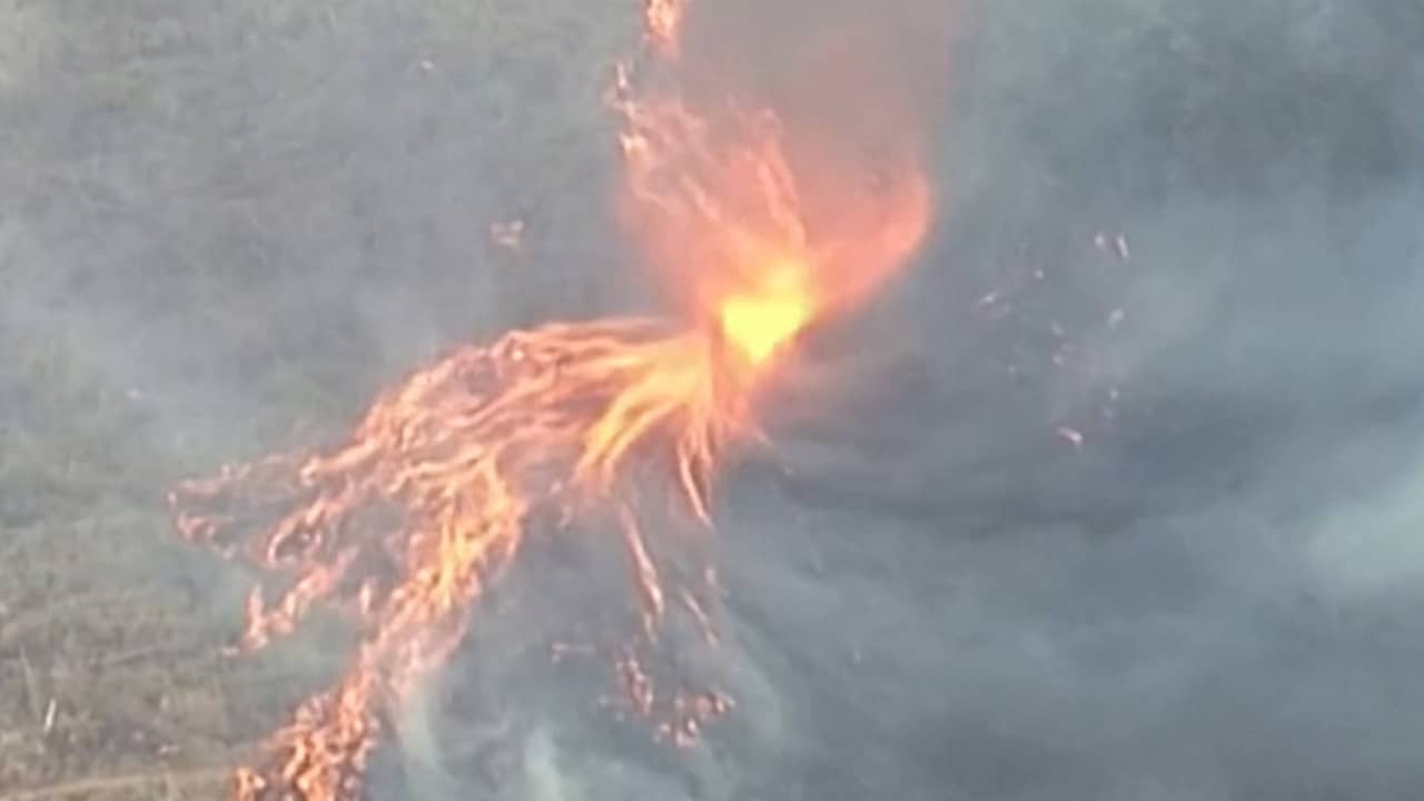 Natuurbrand vormt 'vuurtornado' op veld in Australië