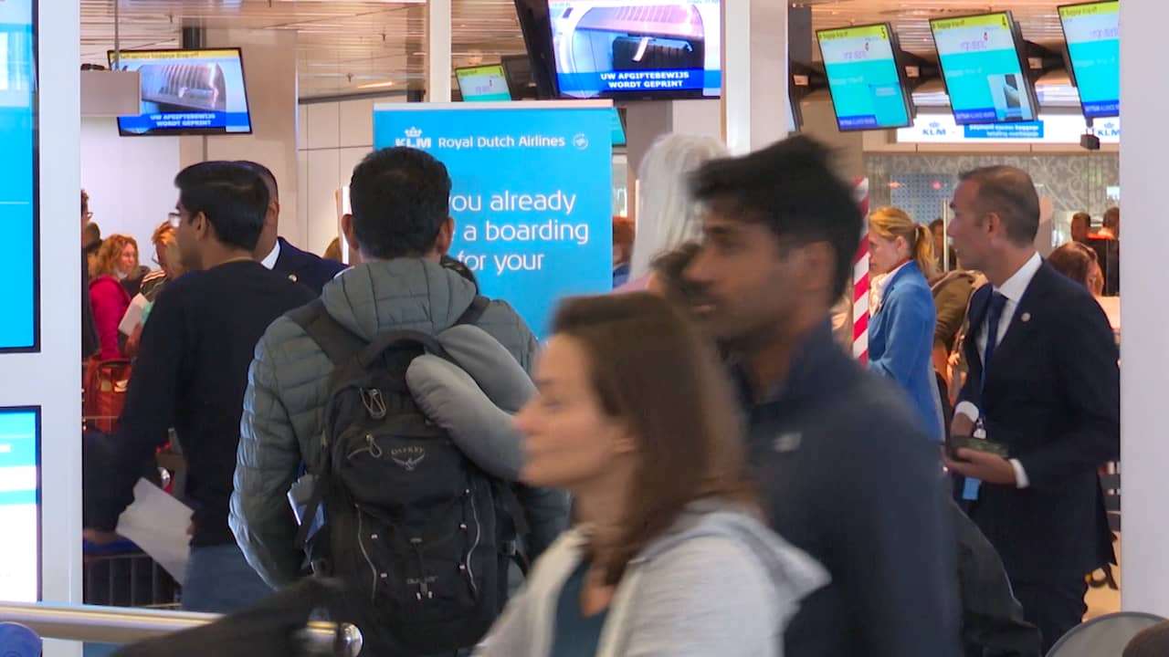 Beeld uit video: Enorme vakantiedrukte op luchthaven Schiphol