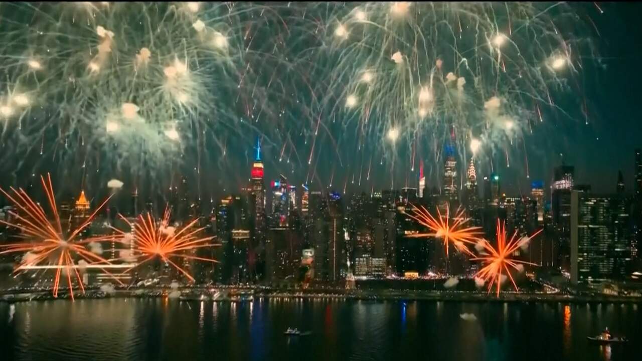 Tienduizenden vuurpijlen verlichten hemel boven New York NU.nl