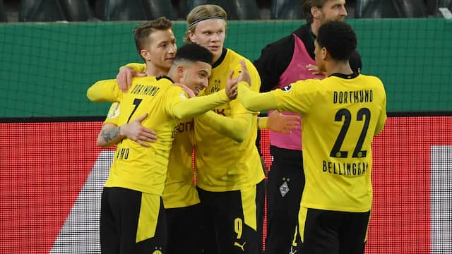 The Borussia Dortmund players celebrate Jadon Sancho's goal against Borussia Mönchengladbach.