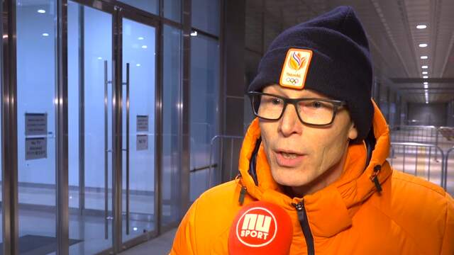 Schaatsers lopen door tijdens ingelast persmoment
