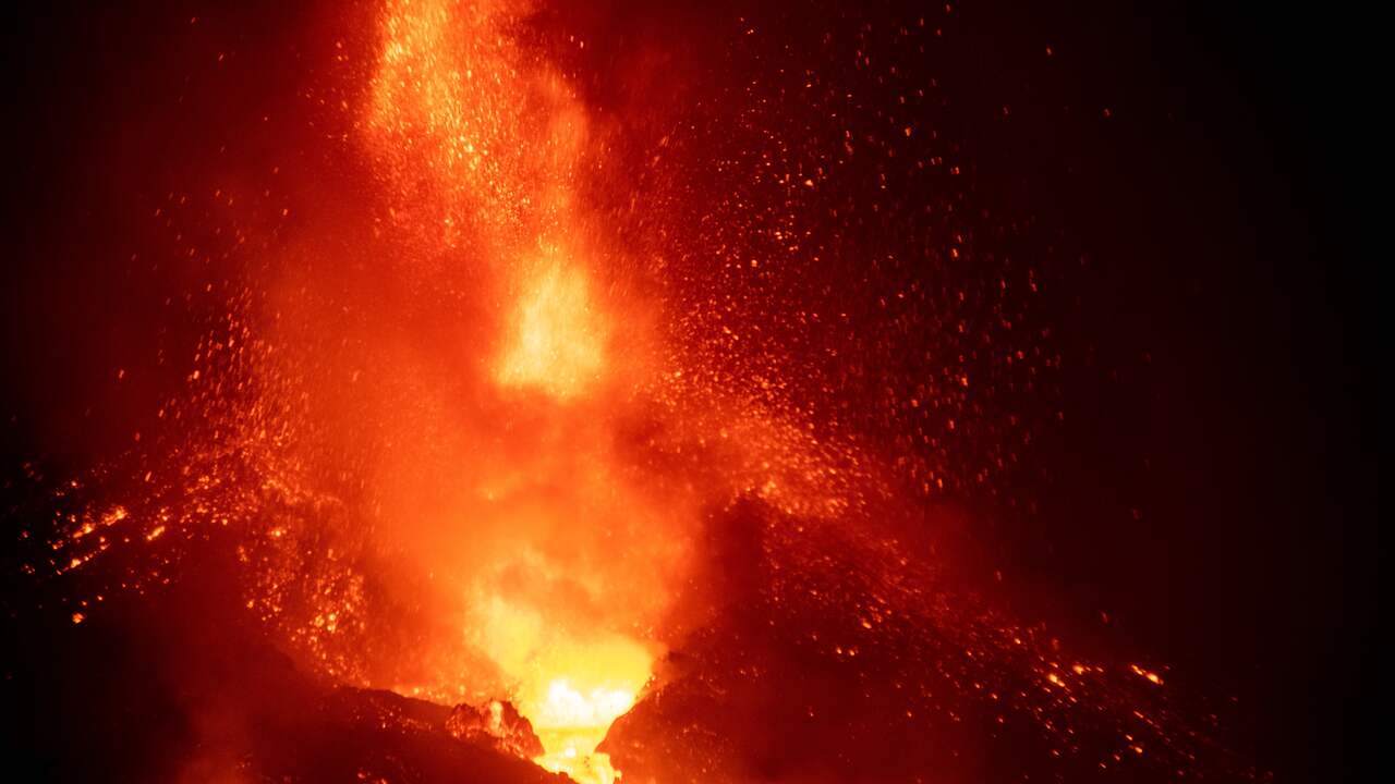 Beeld uit video: Actieve vulkaan op La Palma schiet lava hoog de lucht in