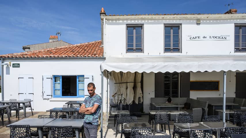 Een leeg Frans café door de coronacrisis