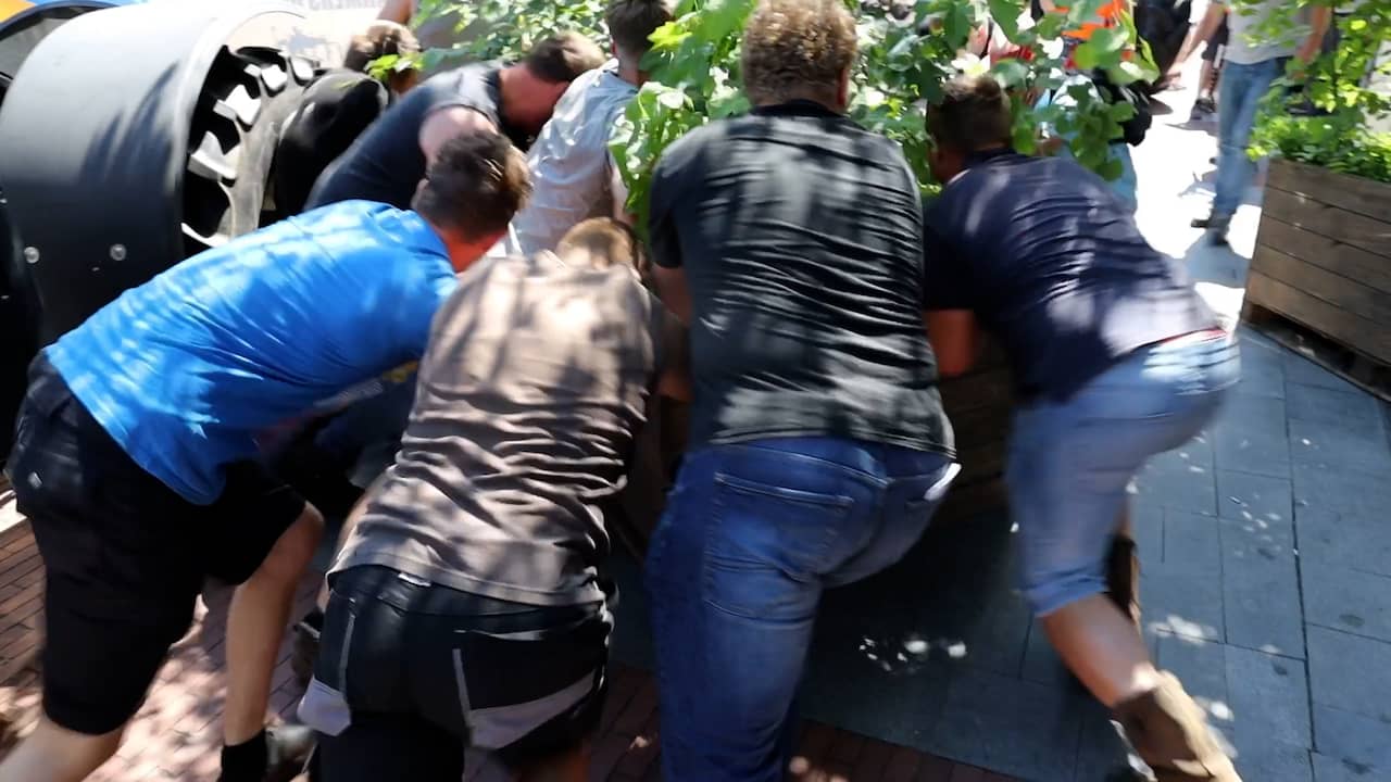 Beeld uit video: Boeren blokkeren ingang provinciehuis in Leeuwarden
