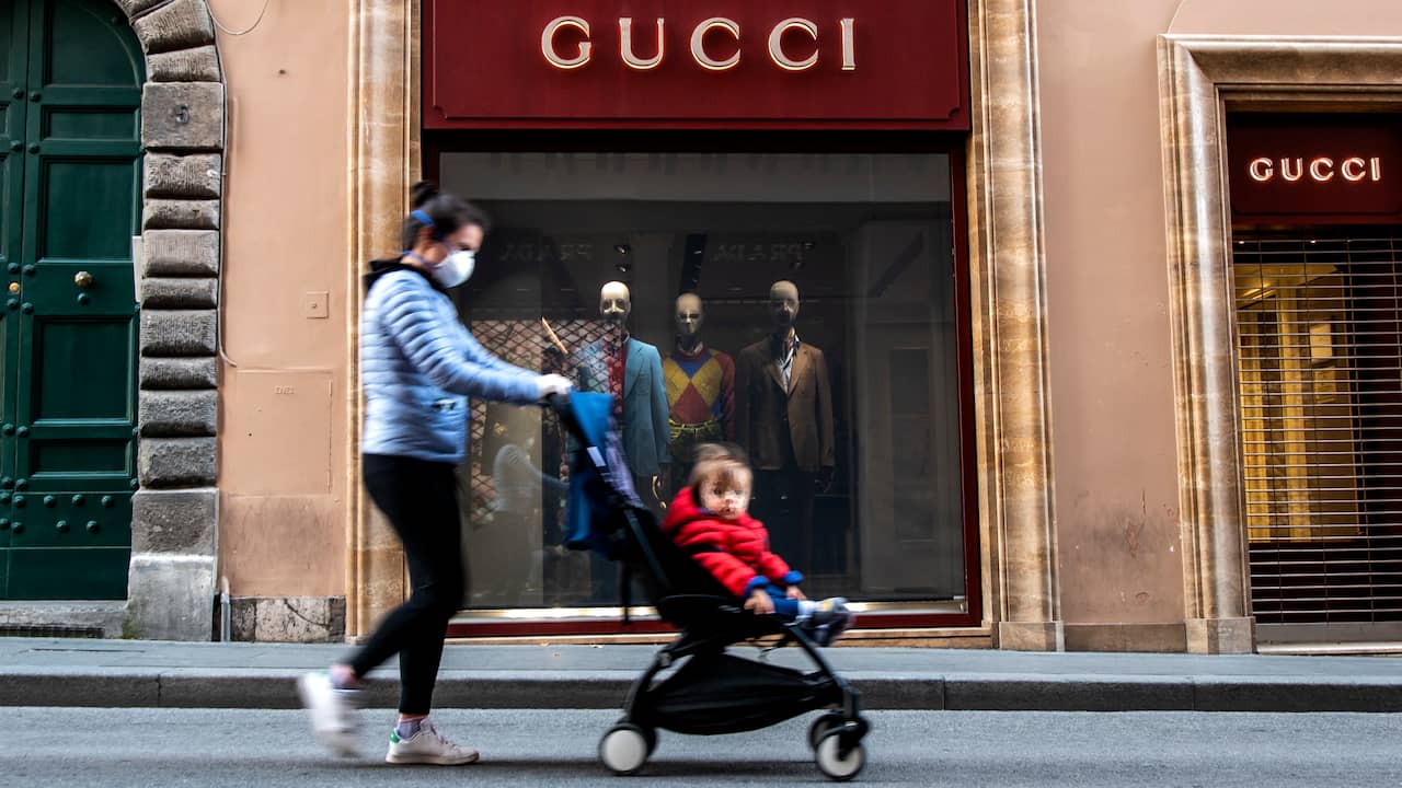 Verkopen moederbedrijf Gucci bijna gehalveerd lockdown | Economie | NU.nl