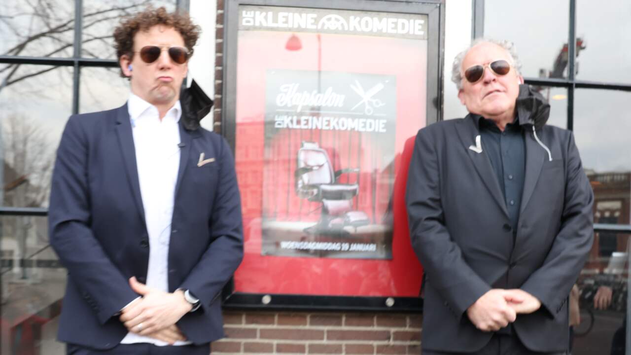 Bert Visscher en Jochem Myjer doen mee aan Kapsalon Theater en geven woensdag acte de présence op het podium in De Kleine Komedie. Ook springen ze bij als bewakers van het theater.