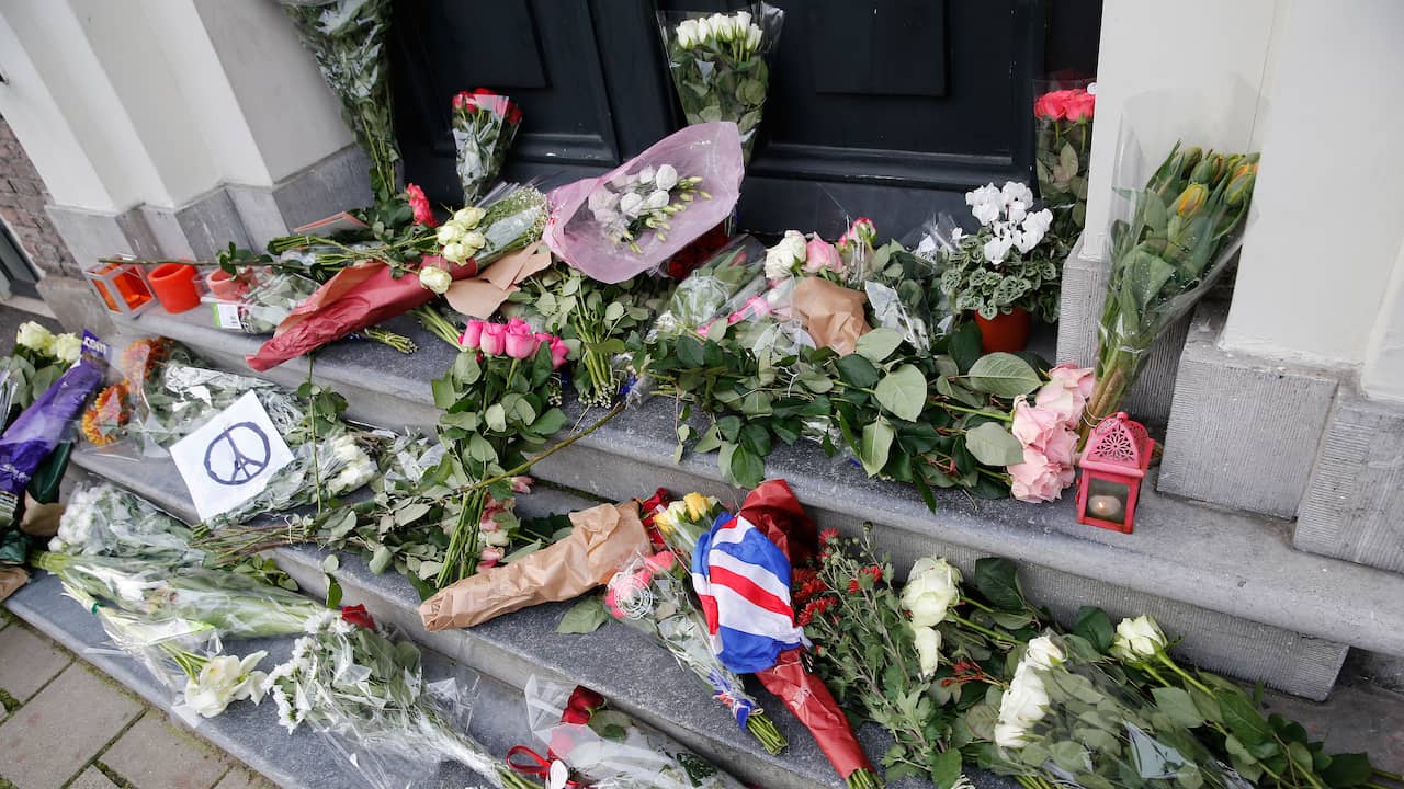 Européennes: le RN à 24,2%, LaREM à 22,4%, EELV en troisième position Bloemen-gelegd-bij-franse-consulaat-in-amsterdam