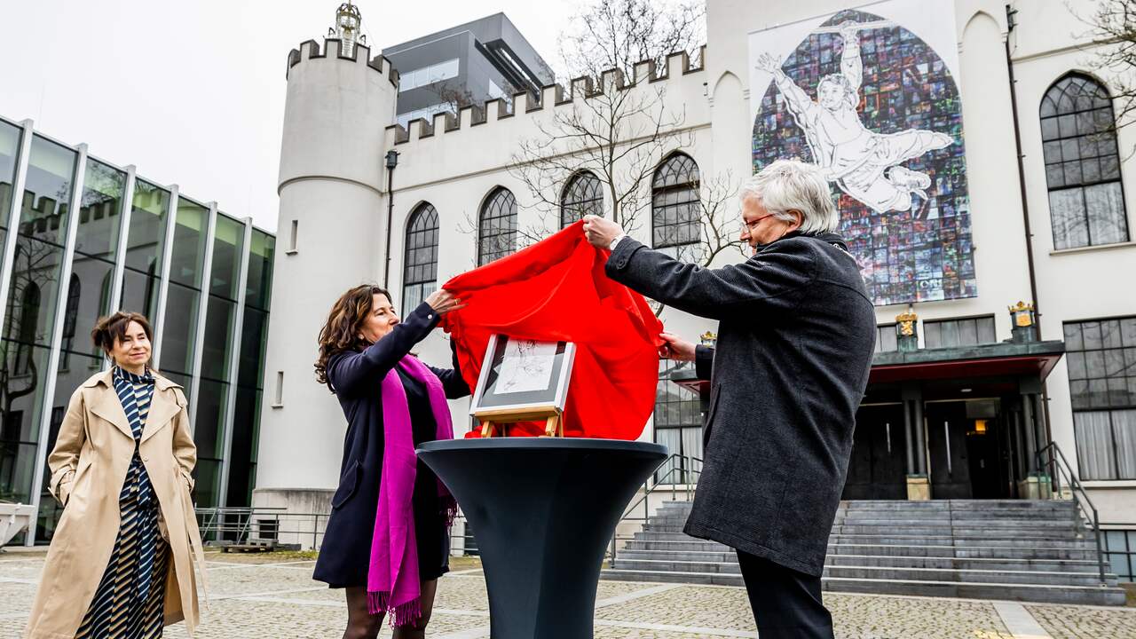 Het kunstwerk werd zaterdag onthuld voor het Paleis-Raadhuis in Tilburg.