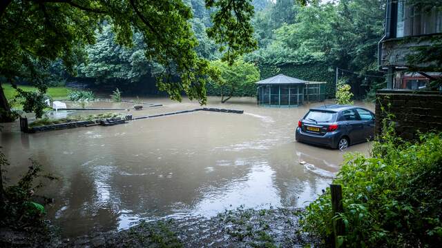 Een ondergelopen tuin in het Limburgse dorp Eygelshoven.