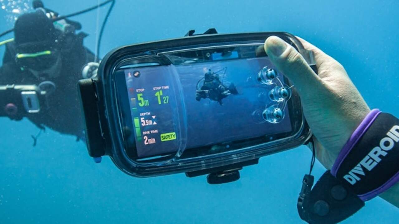 Apparaat verandert telefoon in duikcomputer en onderwatercamera