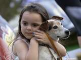 Maandag 11 juli: Een Israëlisch meisje knuffelt haar hond tijdens een speciale filmvertoning voor dierenliefhebbers in Tel Aviv. 