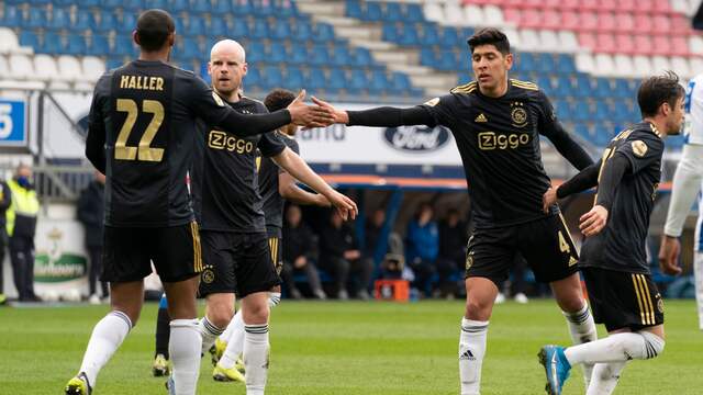 Edson Álvarez was een van de spelers die in Heerenveen van positie naar positie schoof.