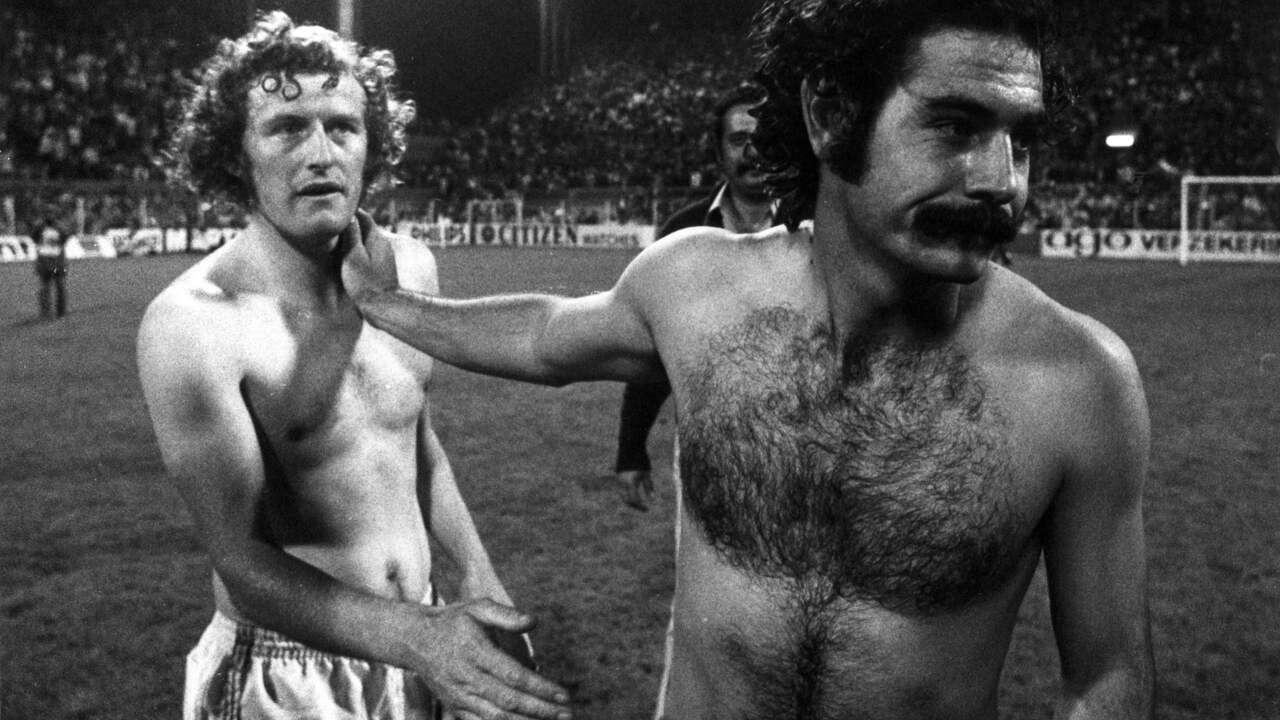 Wim Jansen wisselt zijn shirt met Roberto Rivelino na de keiharde wedstrijd tussen Oranje en Brazilië op het WK 1974.