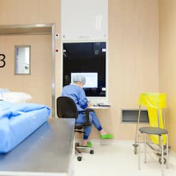 Boze coronapatiënt doet mondkapje af, vier verpleegkundigen besmet
