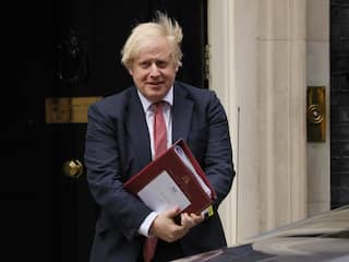 Johnson wil vanaf najaar grote stappen zetten richting 'oude normaal' in VK